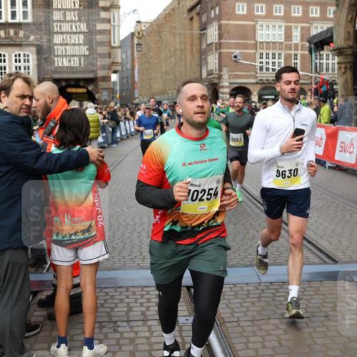 05.10.2025 - 20. swb-Marathon Bremen Yannick Fuchs http://msf.ph/oto/9265534 05.10.2025 10:51:07 Ziel 9199, 9399, 9416, 9425, 9630, 9663, 10029, 10226, 10227, 10254, 10378, 10534, 10698, 10743, 10932, 11061, 11220, 11311, 11391 meine-sportfotos.de