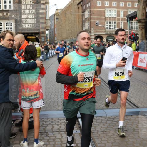 05.10.2025 - 20. swb-Marathon Bremen Yannick Fuchs http://msf.ph/oto/9265539 05.10.2025 10:51:07 Ziel 9199, 9399, 9416, 9425, 9630, 9663, 10029, 10226, 10227, 10254, 10378, 10534, 10698, 10743, 10932, 11061, 11220, 11311, 11391 meine-sportfotos.de