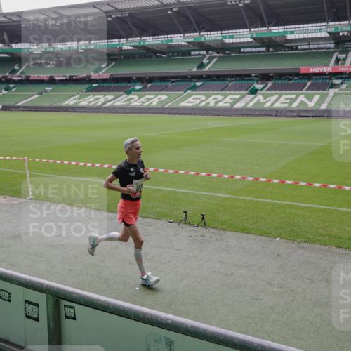 05.10.2025 - 20. swb-Marathon Bremen Michael Burmester http://msf.ph/oto/9265542 05.10.2025 12:21:05 Laufen im Stadion 117, 158, 909, 953, 964, 1528, 1101 meine-sportfotos.de