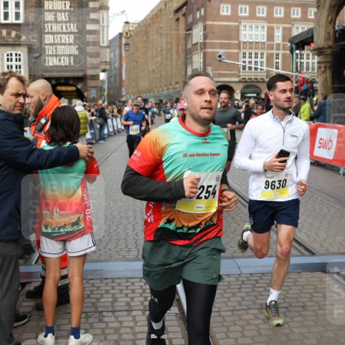 05.10.2025 - 20. swb-Marathon Bremen Yannick Fuchs http://msf.ph/oto/9265546 05.10.2025 10:51:07 Ziel 9199, 9399, 9416, 9425, 9630, 9663, 10029, 10226, 10227, 10254, 10378, 10534, 10698, 10743, 10932, 11061, 11220, 11311, 11391 meine-sportfotos.de