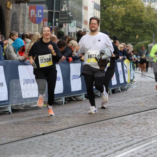 05.10.2025 - 20. swb-Marathon Bremen Strokosch-Dieckow http://msf.ph/oto/9265547 05.10.2025 11:08:06 Ziel 9557, 9599, 9617, 9874, 10125, 10866, 11309, 11490 meine-sportfotos.de