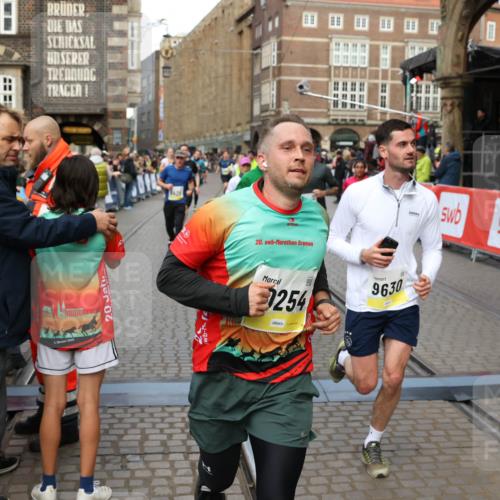 05.10.2025 - 20. swb-Marathon Bremen Yannick Fuchs http://msf.ph/oto/9265558 05.10.2025 10:51:07 Ziel 9199, 9399, 9416, 9425, 9630, 9663, 10029, 10226, 10227, 10254, 10378, 10534, 10698, 10743, 10932, 11061, 11220, 11311, 11391 meine-sportfotos.de
