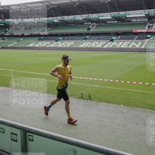 05.10.2025 - 20. swb-Marathon Bremen Michael Burmester http://msf.ph/oto/9265562 05.10.2025 12:22:03 Laufen im Stadion 1024, 117 meine-sportfotos.de