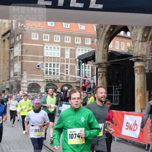 05.10.2025 - 20. swb-Marathon Bremen Yannick Fuchs http://msf.ph/oto/9265563 05.10.2025 10:51:08 Ziel 9199, 9399, 9416, 9425, 9630, 9663, 9894, 10029, 10206, 10226, 10227, 10254, 10378, 10534, 10698, 10743, 10932, 11061, 11311, 11391, 11573 meine-sportfotos.de