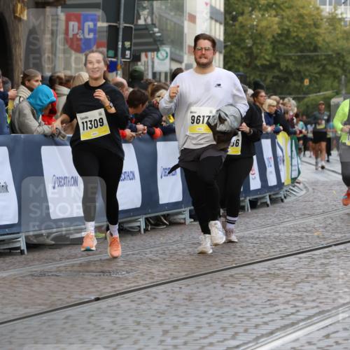 05.10.2025 - 20. swb-Marathon Bremen Strokosch-Dieckow http://msf.ph/oto/9265575 05.10.2025 11:08:06 Ziel 9557, 9599, 9617, 9874, 10125, 10866, 11309, 11490 meine-sportfotos.de