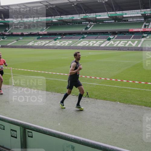 05.10.2025 - 20. swb-Marathon Bremen Michael Burmester http://msf.ph/oto/9265581 05.10.2025 12:22:34 Laufen im Stadion 4, 16, 456, 1024, 1351, 2138 meine-sportfotos.de