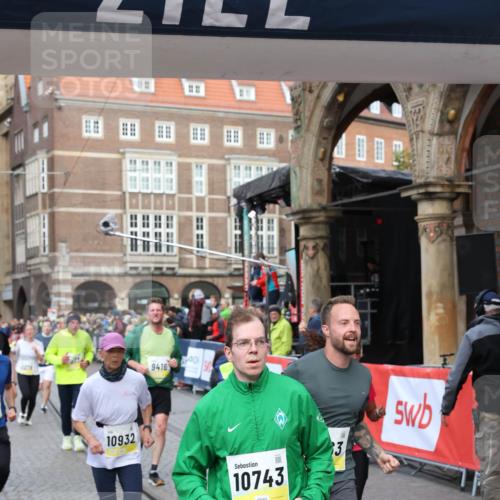 05.10.2025 - 20. swb-Marathon Bremen Yannick Fuchs http://msf.ph/oto/9265589 05.10.2025 10:51:08 Ziel 9199, 9399, 9416, 9425, 9630, 9663, 9894, 10029, 10206, 10226, 10227, 10254, 10378, 10534, 10698, 10743, 10932, 11061, 11311, 11391, 11573 meine-sportfotos.de