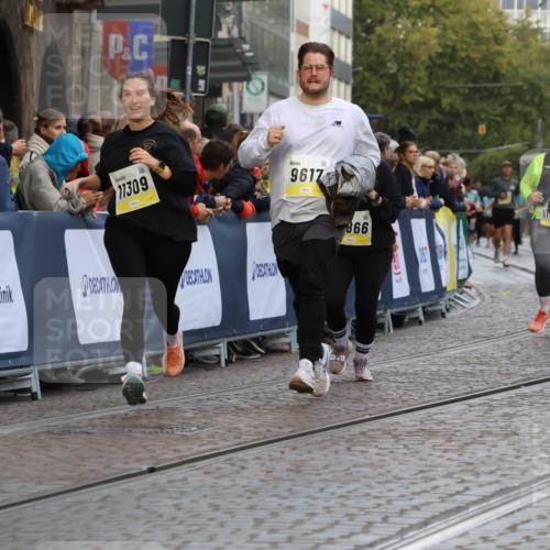 05.10.2025 - 20. swb-Marathon Bremen Strokosch-Dieckow http://msf.ph/oto/9265598 05.10.2025 11:08:06 Ziel 9557, 9599, 9617, 9874, 10125, 10866, 11309, 11490 meine-sportfotos.de