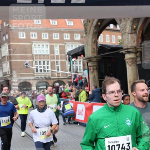 05.10.2025 - 20. swb-Marathon Bremen Yannick Fuchs http://msf.ph/oto/9265609 05.10.2025 10:51:08 Ziel 9199, 9399, 9416, 9425, 9630, 9663, 9894, 10029, 10206, 10226, 10227, 10254, 10378, 10534, 10698, 10743, 10932, 11061, 11311, 11391, 11573 meine-sportfotos.de