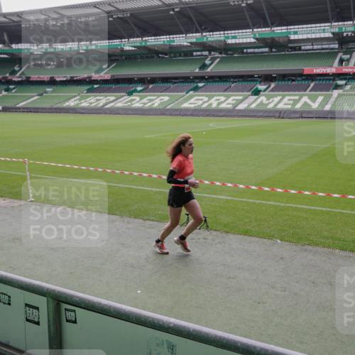 05.10.2025 - 20. swb-Marathon Bremen Michael Burmester http://msf.ph/oto/9265610 05.10.2025 12:22:35 Laufen im Stadion 4, 16, 456, 1024, 1351, 2138 meine-sportfotos.de
