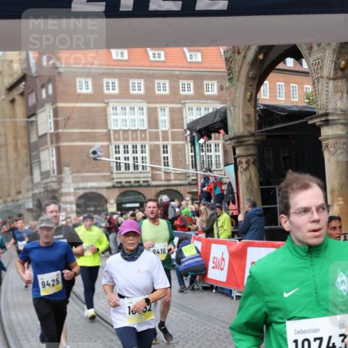 05.10.2025 - 20. swb-Marathon Bremen Yannick Fuchs http://msf.ph/oto/9265616 05.10.2025 10:51:09 Ziel 9199, 9416, 9425, 9630, 9663, 9894, 10029, 10206, 10226, 10227, 10254, 10378, 10534, 10669, 10698, 10743, 10932, 11061, 11279, 11391, 11573 meine-sportfotos.de
