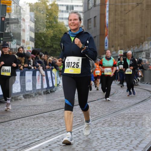 05.10.2025 - 20. swb-Marathon Bremen Strokosch-Dieckow http://msf.ph/oto/9265624 05.10.2025 11:08:07 Ziel 9557, 9599, 9617, 9874, 10125, 10866, 11019, 11309, 11670 meine-sportfotos.de