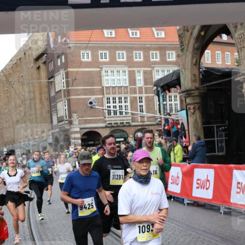 05.10.2025 - 20. swb-Marathon Bremen Yannick Fuchs http://msf.ph/oto/9265643 05.10.2025 10:51:09 Ziel 9199, 9416, 9425, 9630, 9663, 9894, 10029, 10206, 10226, 10227, 10254, 10378, 10534, 10669, 10698, 10743, 10932, 11061, 11279, 11391, 11573 meine-sportfotos.de