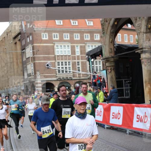 05.10.2025 - 20. swb-Marathon Bremen Yannick Fuchs http://msf.ph/oto/9265646 05.10.2025 10:51:09 Ziel 9199, 9416, 9425, 9630, 9663, 9894, 10029, 10206, 10226, 10227, 10254, 10378, 10534, 10669, 10698, 10743, 10932, 11061, 11279, 11391, 11573 meine-sportfotos.de