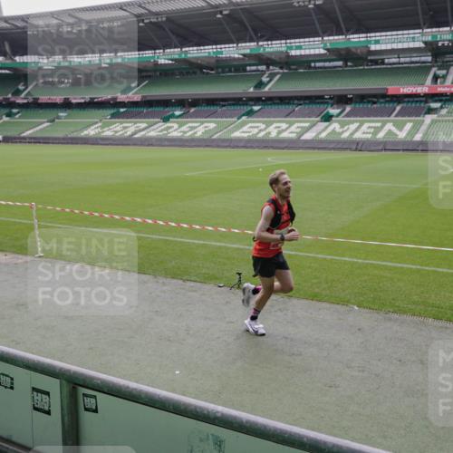 05.10.2025 - 20. swb-Marathon Bremen Michael Burmester http://msf.ph/oto/9265655 05.10.2025 12:22:38 Laufen im Stadion 4, 16, 456, 1024, 1351, 2138 meine-sportfotos.de