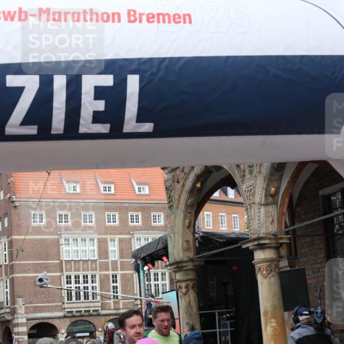 05.10.2025 - 20. swb-Marathon Bremen Yannick Fuchs http://msf.ph/oto/9265659 05.10.2025 10:51:09 Ziel 9199, 9416, 9425, 9630, 9663, 9894, 10029, 10206, 10226, 10227, 10254, 10378, 10534, 10669, 10698, 10743, 10932, 11061, 11279, 11391, 11573 meine-sportfotos.de