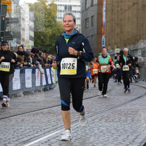 05.10.2025 - 20. swb-Marathon Bremen Strokosch-Dieckow http://msf.ph/oto/9265662 05.10.2025 11:08:08 Ziel 9557, 9599, 9617, 9874, 10125, 10866, 11019, 11232, 11309, 11670 meine-sportfotos.de
