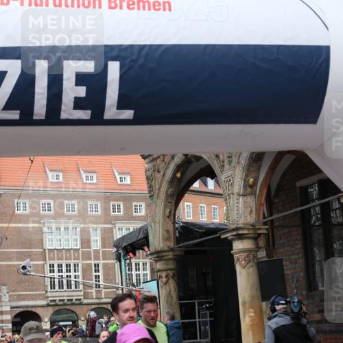 05.10.2025 - 20. swb-Marathon Bremen Yannick Fuchs http://msf.ph/oto/9265670 05.10.2025 10:51:09 Ziel 9199, 9416, 9425, 9630, 9663, 9894, 10029, 10206, 10226, 10227, 10254, 10378, 10534, 10669, 10698, 10743, 10932, 11061, 11279, 11391, 11573 meine-sportfotos.de