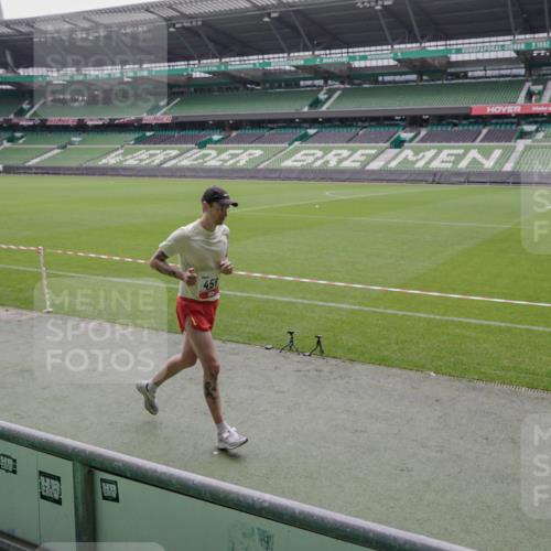 05.10.2025 - 20. swb-Marathon Bremen Michael Burmester http://msf.ph/oto/9265676 05.10.2025 12:22:41 Laufen im Stadion 4, 16, 456, 1024, 1351, 2138 meine-sportfotos.de
