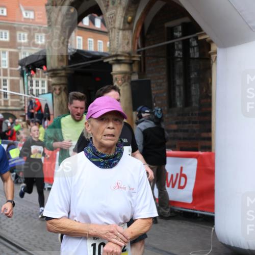 05.10.2025 - 20. swb-Marathon Bremen Yannick Fuchs http://msf.ph/oto/9265678 05.10.2025 10:51:10 Ziel 9199, 9256, 9287, 9416, 9425, 9630, 9663, 9894, 10206, 10226, 10254, 10378, 10534, 10669, 10698, 10743, 10932, 11061, 11279, 11391, 11573 meine-sportfotos.de