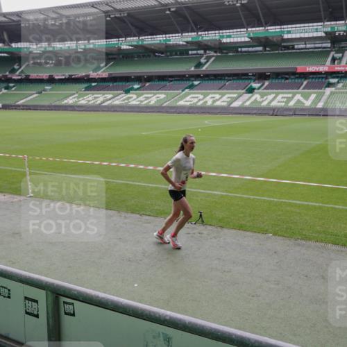 05.10.2025 - 20. swb-Marathon Bremen Michael Burmester http://msf.ph/oto/9265697 05.10.2025 12:22:45 Laufen im Stadion 4, 16, 351, 456, 1024, 1143, 1351, 2138 meine-sportfotos.de