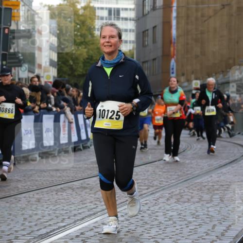 05.10.2025 - 20. swb-Marathon Bremen Strokosch-Dieckow http://msf.ph/oto/9265701 05.10.2025 11:08:08 Ziel 9557, 9599, 9617, 9874, 10125, 10866, 11019, 11232, 11309, 11670 meine-sportfotos.de