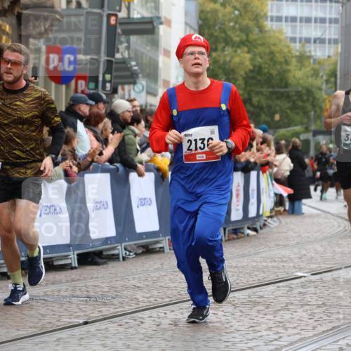 05.10.2025 - 20. swb-Marathon Bremen Strokosch-Dieckow http://msf.ph/oto/9265702 05.10.2025 12:59:15 Ziel 623, 2130, 2385, 3219, 3391, 4158, 5908, 6224, 6423 meine-sportfotos.de
