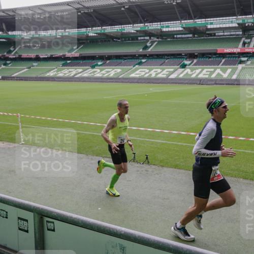 05.10.2025 - 20. swb-Marathon Bremen Michael Burmester http://msf.ph/oto/9265738 05.10.2025 12:23:00 Laufen im Stadion 4, 16, 351, 456, 1143, 1351, 1363, 2138, 1024 meine-sportfotos.de