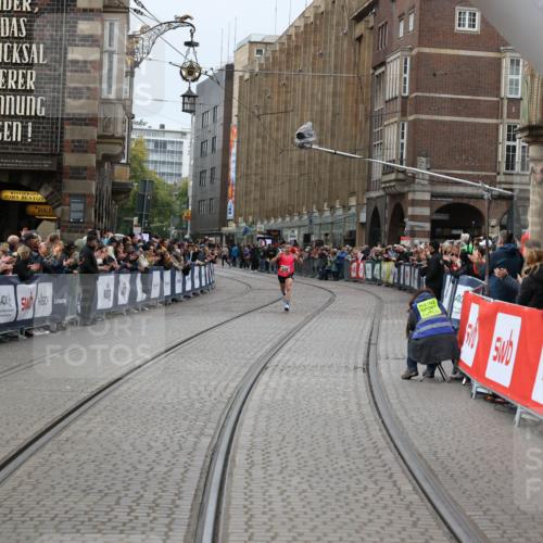 05.10.2025 - 20. swb-Marathon Bremen Yannick Fuchs http://msf.ph/oto/9265750 05.10.2025 12:08:43 Ziel  meine-sportfotos.de