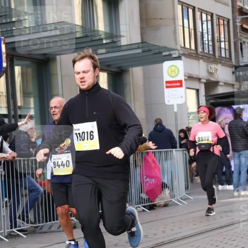 05.10.2025 - 20. swb-Marathon Bremen Strokosch-Dieckow http://msf.ph/oto/9265777 05.10.2025 11:04:53 Ziel 9409, 9440, 9515, 9642, 9660, 9668, 9690, 9713, 9908, 9944, 9978, 10018, 10021, 10255, 10343, 10828, 10965, 10990, 11016, 11090, 11106, 11121, 11171, 11323, 11412, 11501, 11540, 11650, 11707, 9409, 9440, 9515, 9642, 9660, 9668, 9690, 9713, 9908, 9944, 9978, 10018, 10021, 10255, 10343, 10828, 10965, 10990, 11016, 11090, 11106, 11121, 11171, 11323, 11412, 11501, 11540, 11650, 11707 meine-sportfotos.de