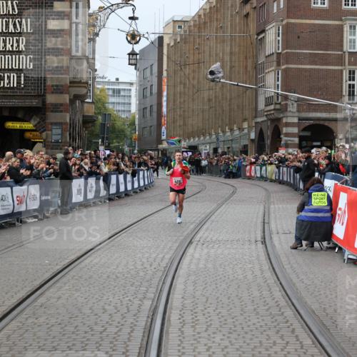 05.10.2025 - 20. swb-Marathon Bremen Yannick Fuchs http://msf.ph/oto/9265778 05.10.2025 12:08:46 Ziel  meine-sportfotos.de