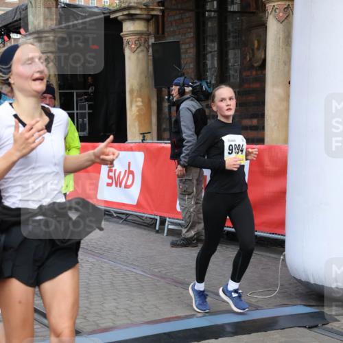 05.10.2025 - 20. swb-Marathon Bremen Yannick Fuchs http://msf.ph/oto/9265781 05.10.2025 10:51:11 Ziel 9199, 9256, 9287, 9416, 9425, 9630, 9663, 9894, 10206, 10226, 10254, 10378, 10669, 10743, 10932, 11061, 11279, 11391, 11573 meine-sportfotos.de