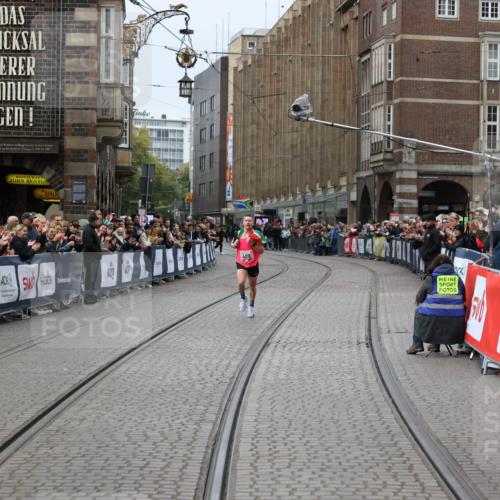 05.10.2025 - 20. swb-Marathon Bremen Yannick Fuchs http://msf.ph/oto/9265782 05.10.2025 12:08:46 Ziel  meine-sportfotos.de