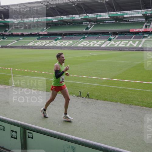 05.10.2025 - 20. swb-Marathon Bremen Michael Burmester http://msf.ph/oto/9265784 05.10.2025 12:23:18 Laufen im Stadion 4, 16, 44, 291, 351, 456, 681, 1117, 1143, 1351, 1363, 2138 meine-sportfotos.de