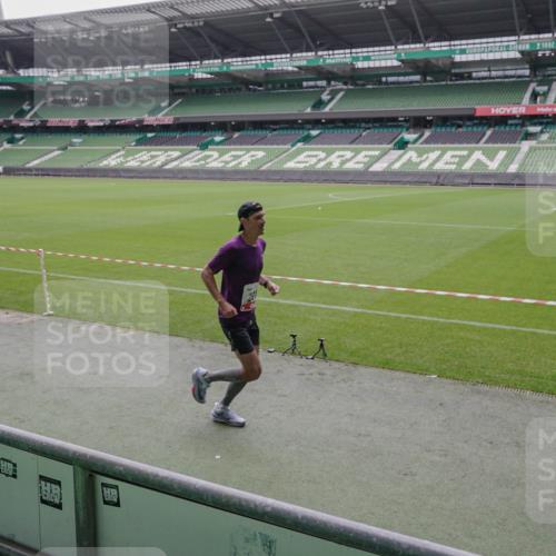 05.10.2025 - 20. swb-Marathon Bremen Michael Burmester http://msf.ph/oto/9265804 05.10.2025 12:23:22 Laufen im Stadion 4, 16, 44, 291, 351, 456, 681, 1117, 1143, 1351, 1363, 2138 meine-sportfotos.de