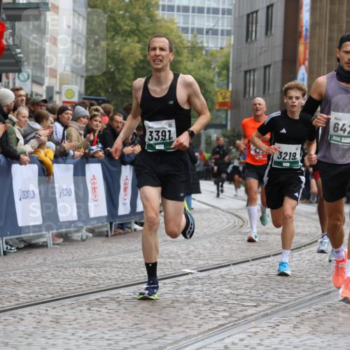 05.10.2025 - 20. swb-Marathon Bremen Strokosch-Dieckow http://msf.ph/oto/9265805 05.10.2025 12:59:16 Ziel 623, 2130, 3219, 3391, 4158, 5908, 6224, 6423 meine-sportfotos.de