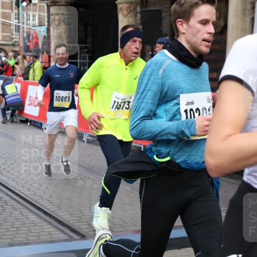 05.10.2025 - 20. swb-Marathon Bremen Yannick Fuchs http://msf.ph/oto/9265833 05.10.2025 10:51:12 Ziel 9199, 9256, 9287, 9416, 9425, 9630, 9663, 9894, 10206, 10226, 10254, 10378, 10669, 10743, 10932, 11061, 11279, 11391, 11573 meine-sportfotos.de