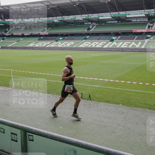 05.10.2025 - 20. swb-Marathon Bremen Michael Burmester http://msf.ph/oto/9265877 05.10.2025 12:23:35 Laufen im Stadion 44, 291, 351, 681, 691, 1117, 1143, 1363, 1587, 1714, 4, 16, 456, 1351, 2138 meine-sportfotos.de