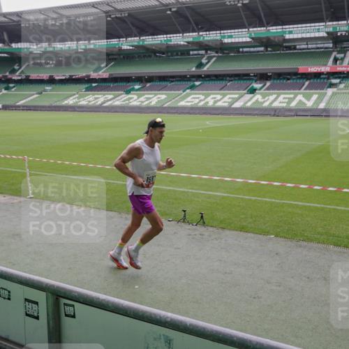 05.10.2025 - 20. swb-Marathon Bremen Michael Burmester http://msf.ph/oto/9265902 05.10.2025 12:23:36 Laufen im Stadion 44, 291, 351, 681, 691, 1117, 1143, 1363, 1587, 1714, 4, 16, 456, 1351, 2138 meine-sportfotos.de
