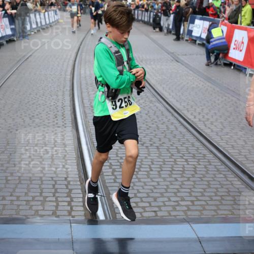 05.10.2025 - 20. swb-Marathon Bremen Yannick Fuchs http://msf.ph/oto/9265910 05.10.2025 10:51:13 Ziel 9199, 9256, 9287, 9416, 9425, 9630, 9663, 9894, 10206, 10226, 10254, 10378, 10669, 10743, 10932, 11279, 11391, 11573 meine-sportfotos.de
