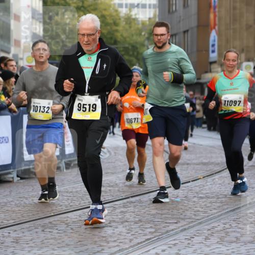 05.10.2025 - 20. swb-Marathon Bremen Strokosch-Dieckow http://msf.ph/oto/9265913 05.10.2025 11:08:13 Ziel 9353, 9401, 9519, 9599, 9874, 10125, 10132, 10866, 11019, 11097, 11232, 11670, 11671 meine-sportfotos.de