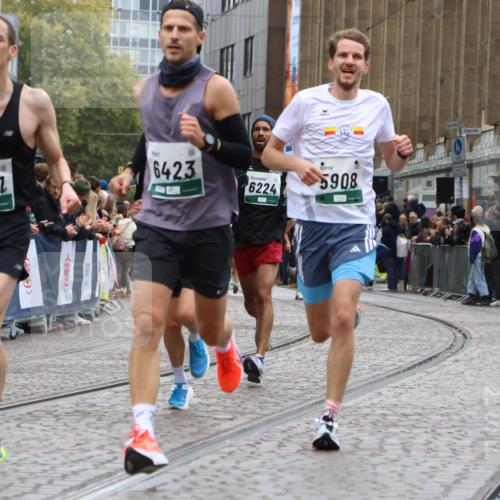 05.10.2025 - 20. swb-Marathon Bremen Strokosch-Dieckow http://msf.ph/oto/9265920 05.10.2025 12:59:17 Ziel 623, 2130, 3219, 3391, 4158, 5908, 6224, 6423, 6912 meine-sportfotos.de