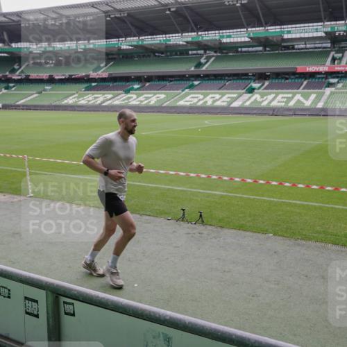 05.10.2025 - 20. swb-Marathon Bremen Michael Burmester http://msf.ph/oto/9265924 05.10.2025 12:23:46 Laufen im Stadion 44, 291, 681, 691, 1117, 1363, 1587, 1714, 4, 351, 1143, 1351 meine-sportfotos.de