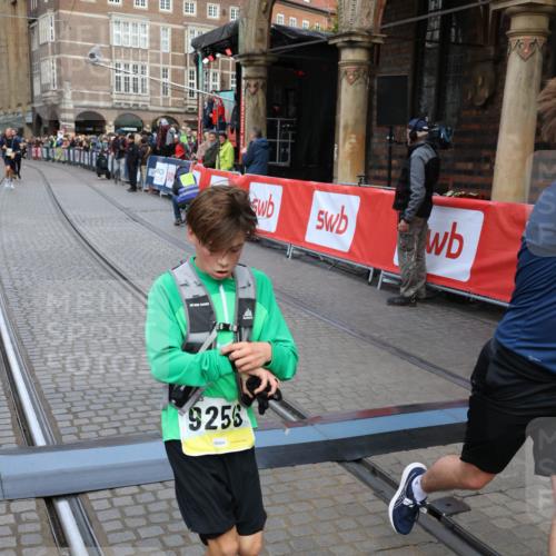 05.10.2025 - 20. swb-Marathon Bremen Yannick Fuchs http://msf.ph/oto/9265931 05.10.2025 10:51:14 Ziel 9256, 9287, 9416, 9425, 9663, 9894, 10206, 10226, 10378, 10669, 10743, 10932, 11279, 11391, 11573 meine-sportfotos.de