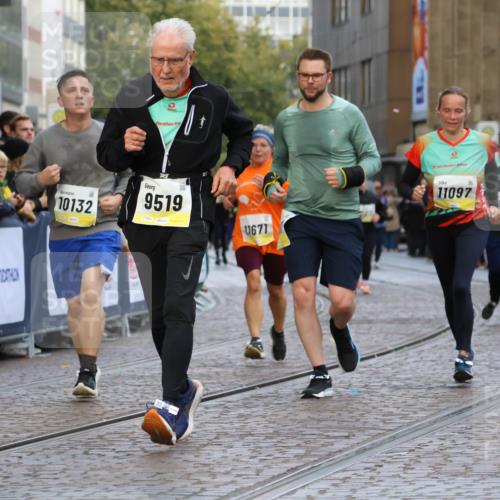05.10.2025 - 20. swb-Marathon Bremen Strokosch-Dieckow http://msf.ph/oto/9265949 05.10.2025 11:08:13 Ziel 9353, 9401, 9519, 9599, 9874, 10125, 10132, 10866, 11019, 11097, 11232, 11670, 11671 meine-sportfotos.de