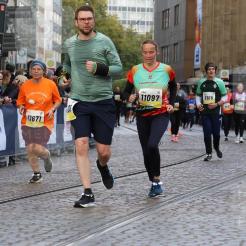 05.10.2025 - 20. swb-Marathon Bremen Strokosch-Dieckow http://msf.ph/oto/9265970 05.10.2025 11:08:15 Ziel 9353, 9401, 9519, 10132, 10866, 11019, 11097, 11232, 11670, 11671 meine-sportfotos.de