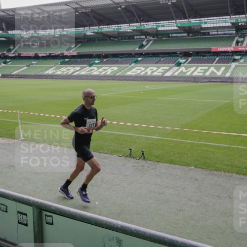 05.10.2025 - 20. swb-Marathon Bremen Michael Burmester http://msf.ph/oto/9265982 05.10.2025 12:24:10 Laufen im Stadion 467, 583, 681, 691, 1117, 1459, 1587, 1714, 44, 291, 1363 meine-sportfotos.de