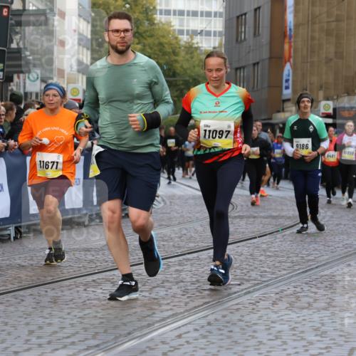 05.10.2025 - 20. swb-Marathon Bremen Strokosch-Dieckow http://msf.ph/oto/9265997 05.10.2025 11:08:16 Ziel 9353, 9401, 9519, 10132, 10866, 11019, 11097, 11232, 11670, 11671 meine-sportfotos.de