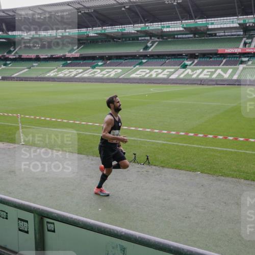 05.10.2025 - 20. swb-Marathon Bremen Michael Burmester http://msf.ph/oto/9265998 05.10.2025 12:24:37 Laufen im Stadion 467, 583, 1459, 1539, 691, 1117, 1587, 1714 meine-sportfotos.de