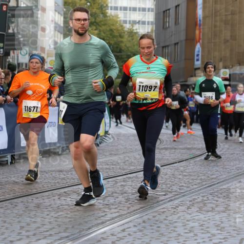 05.10.2025 - 20. swb-Marathon Bremen Strokosch-Dieckow http://msf.ph/oto/9266029 05.10.2025 11:08:16 Ziel 9353, 9401, 9519, 10132, 10866, 11019, 11097, 11232, 11670, 11671 meine-sportfotos.de